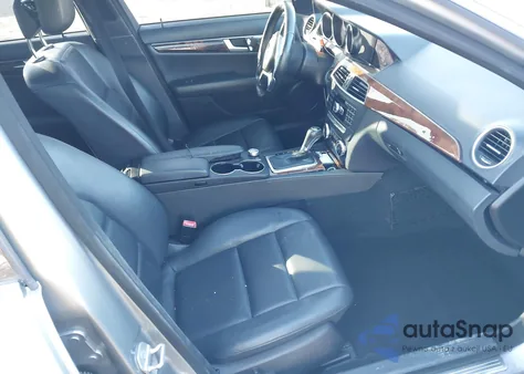 2012 Mercedes-Benz C 300 Luxury 4Matic/Sport 4Matic из США, поврежденный, VIN WDDGF8BB8CR207011